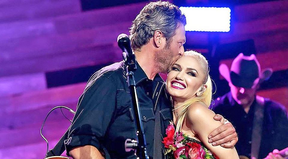 LOVE-FEST OF BLAKE & GWEN'S ON-STAGE MADE CROWD GOES WOW BERZERK